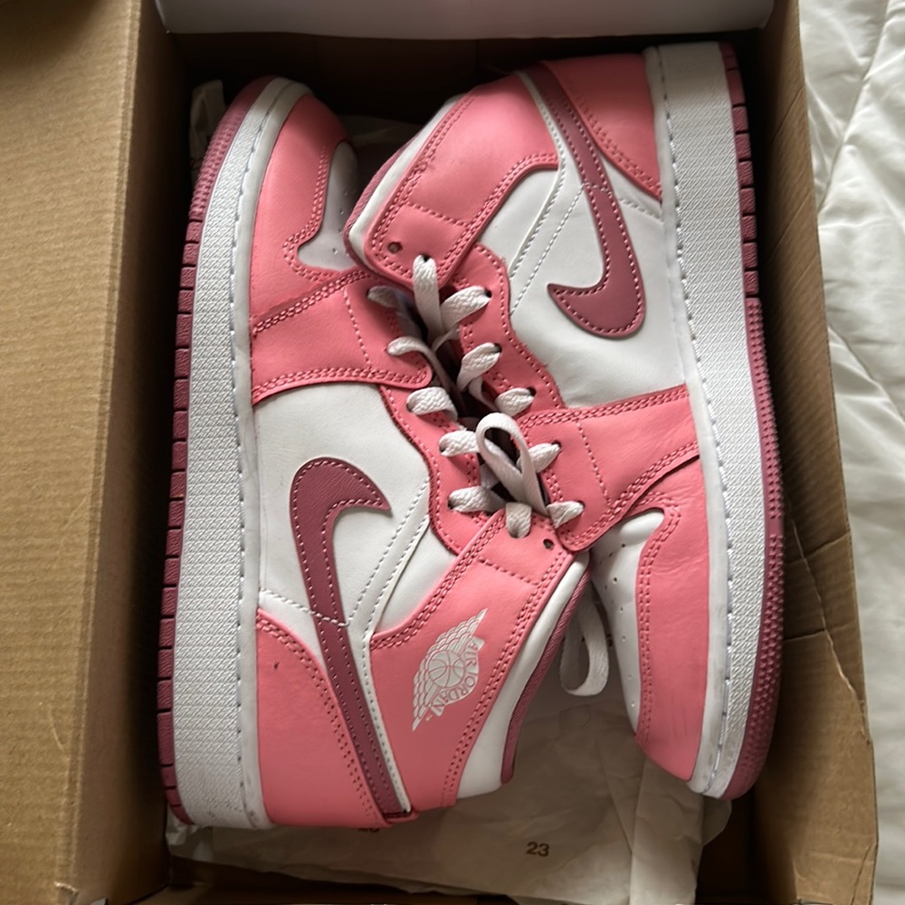 Jordan 1 mids valentines